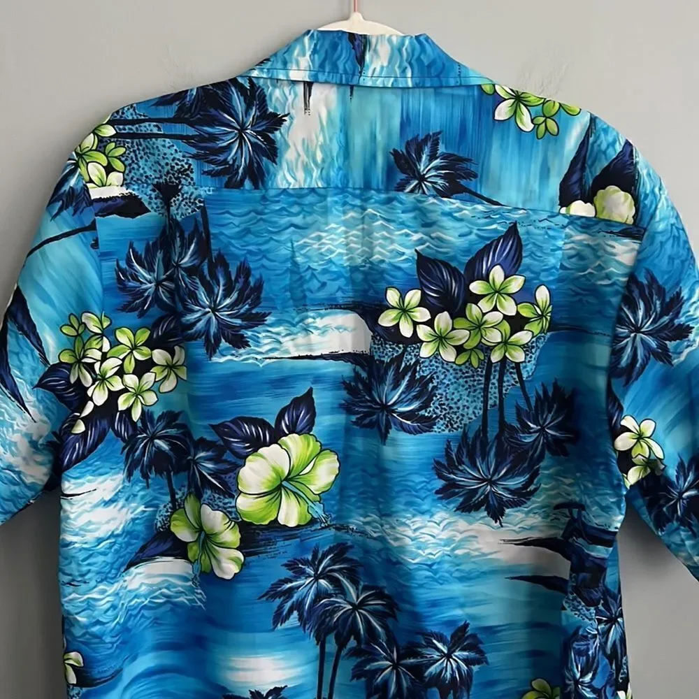 Vintage Men’s L blue floral Hawaiian shirt